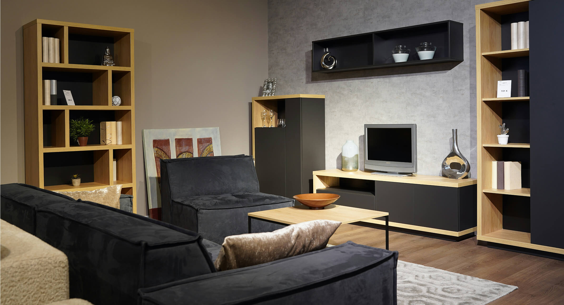 Mobili coordinati per salotto con finiture nero e legno chiaro