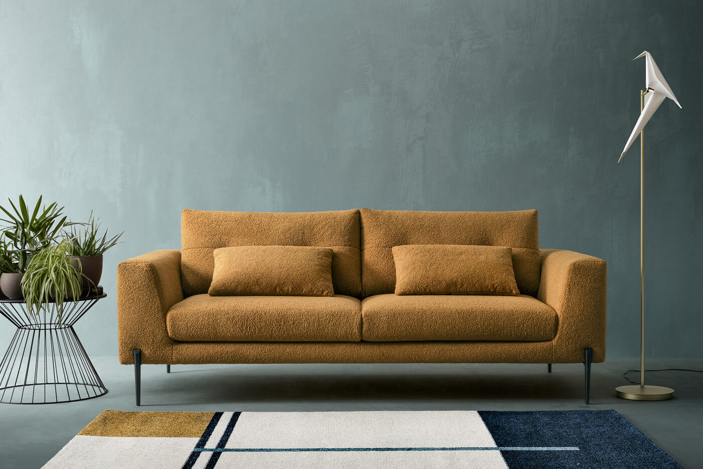 Divano moderno lineare color ocra con struttura minimal e piedini in metallo