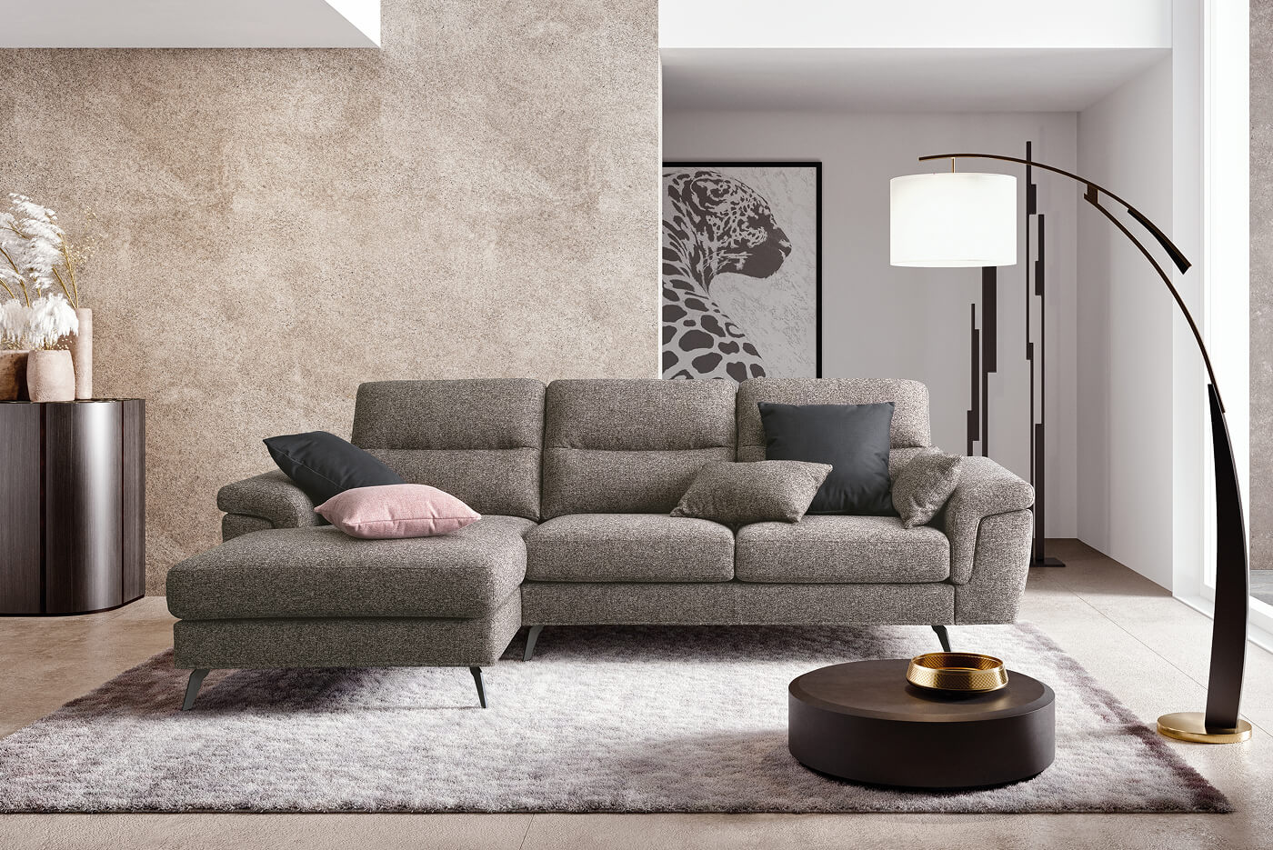 Divano grigio scuro con chaise longue e piedini in metallo