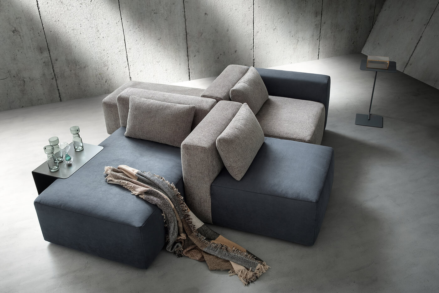 Divano componibile bicolore con seduta e schienale a contrasto