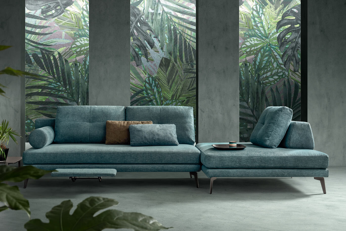 Divano in tessuto ottanio dal design moderno, con poggiapiedi estraibile