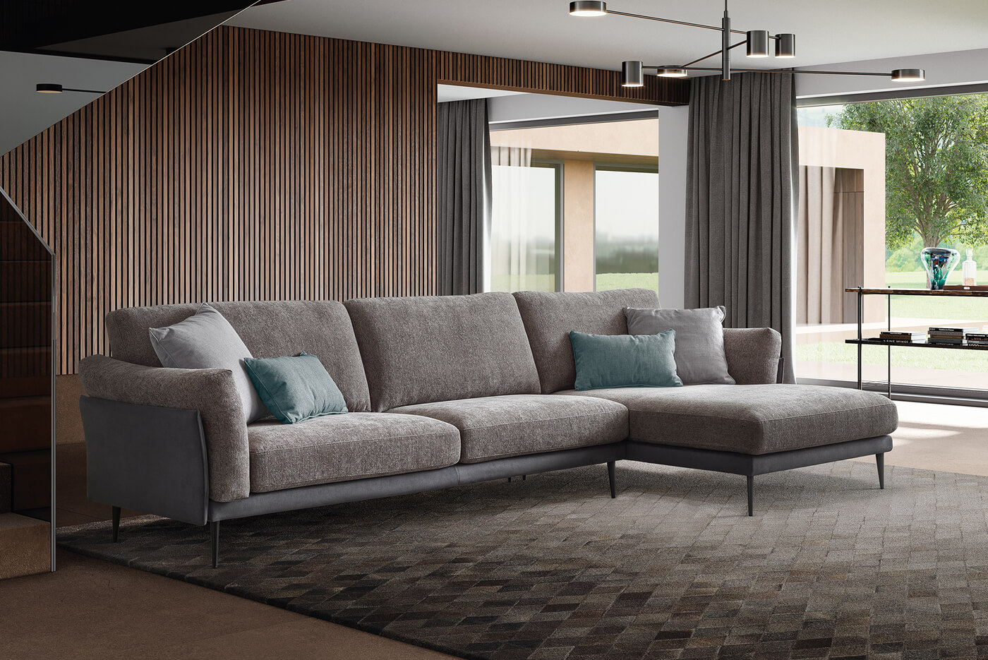 Divano angolare in tessuto grigio con chaise longue integrata