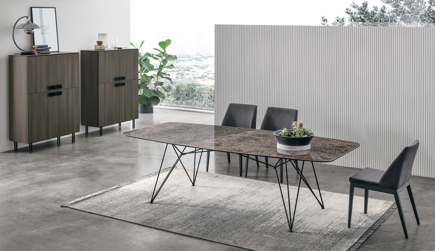 Tavolo con piano effetto marmo e sedie imbottite in velluto grigio scuro