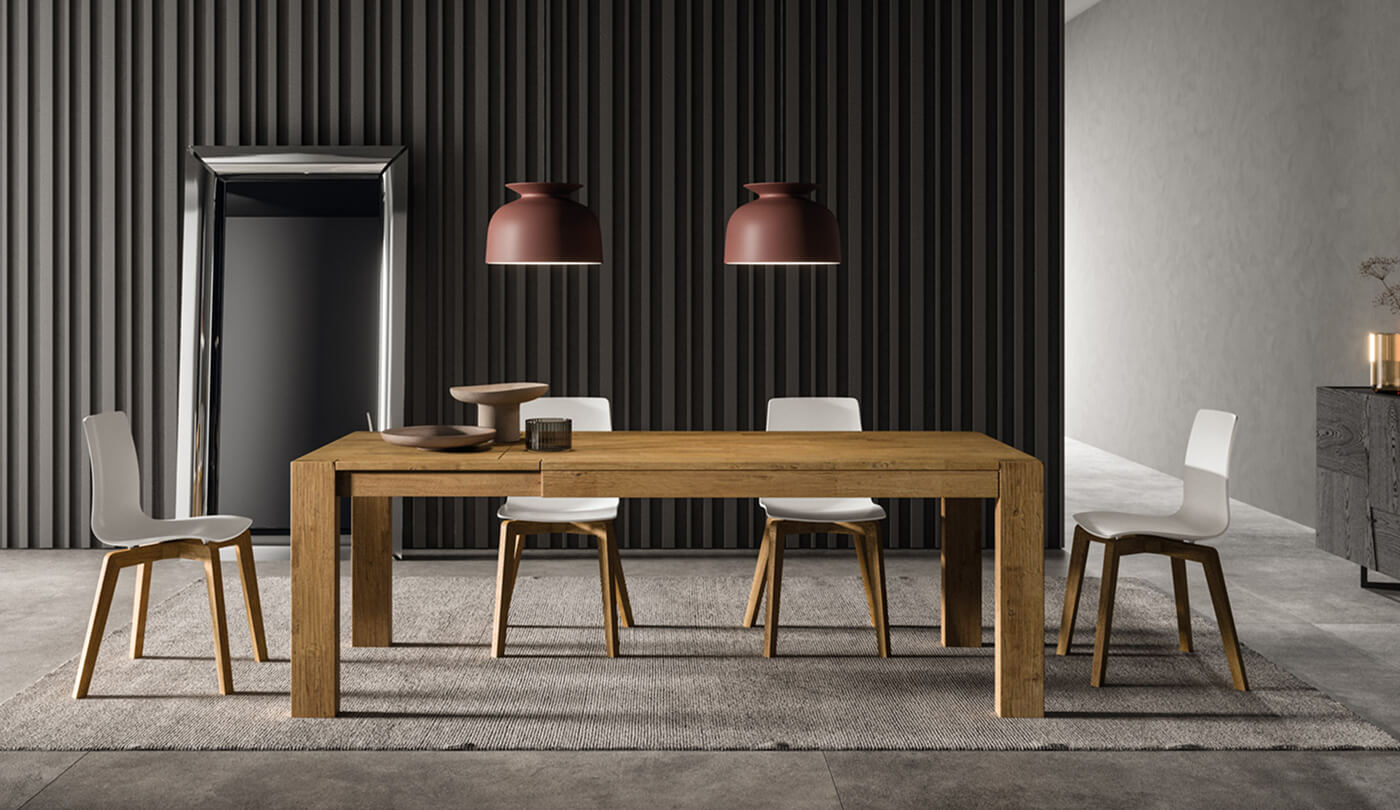 Tavolo in legno con sedie in polipropilene bianco e gambe in legno