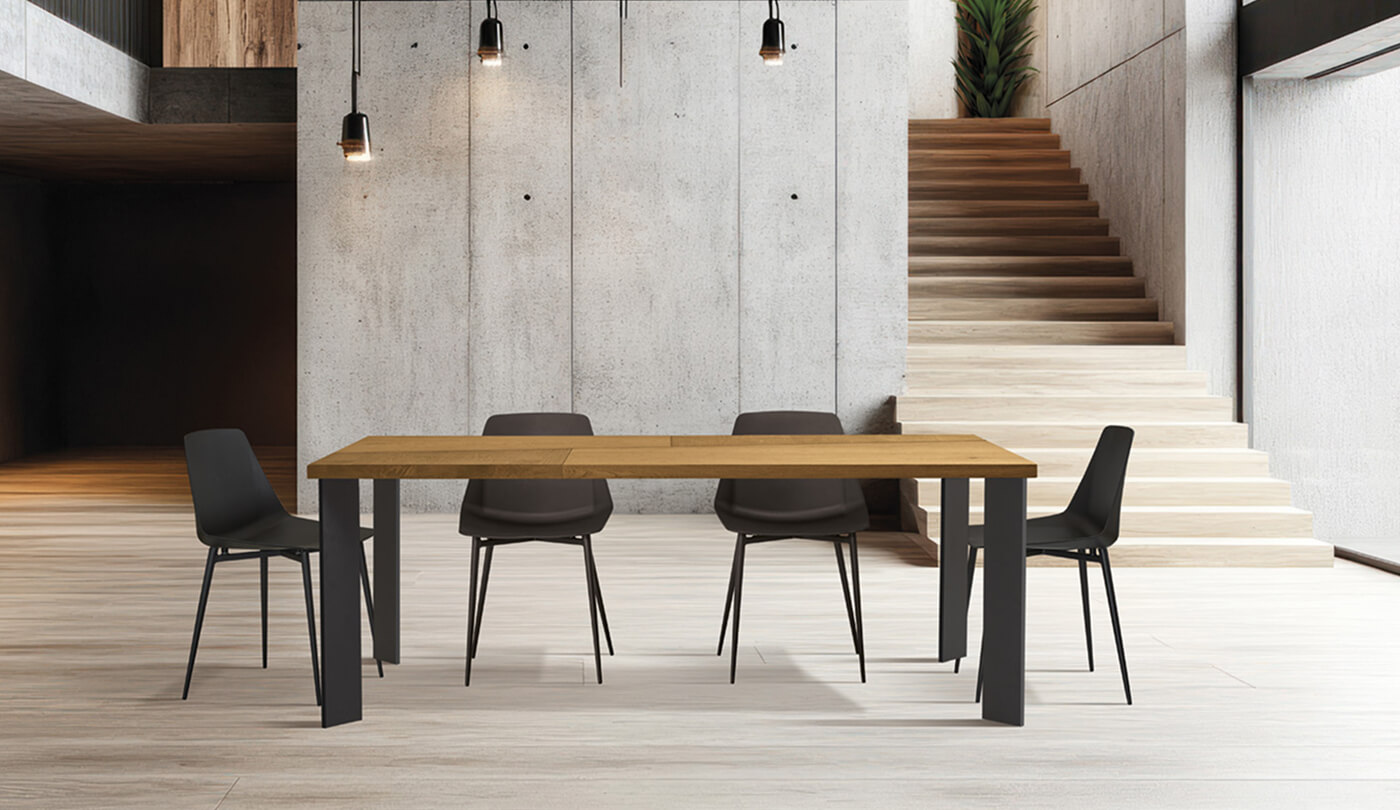 Tavolo rettangolare con top in legno naturale e struttura nera, completato da sedie nere in polipropilene dal design minimal