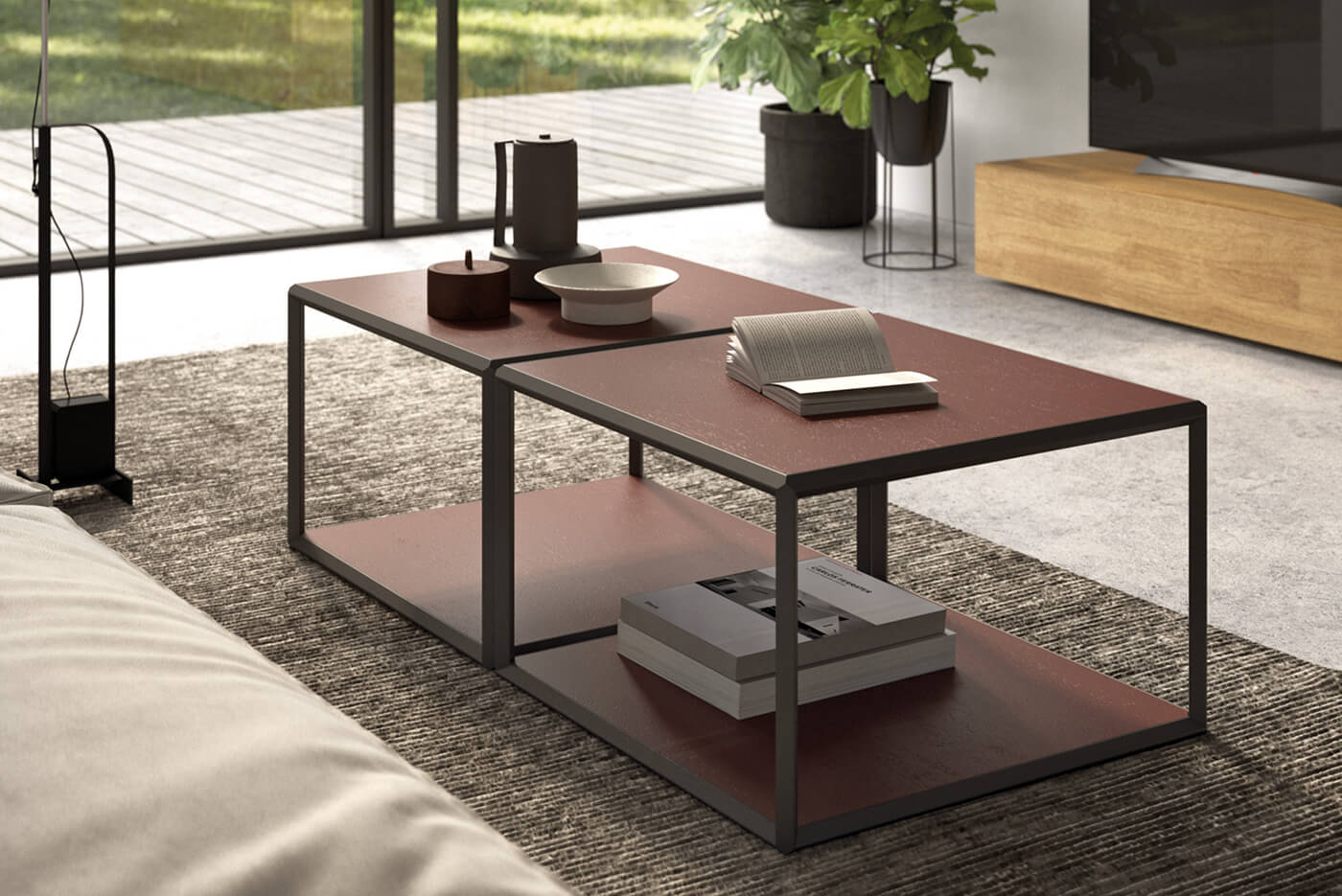 Tavolini quadrati da salotto con top rosso scuro e gambe in metallo nero, piano aggiuntivo basso a terra