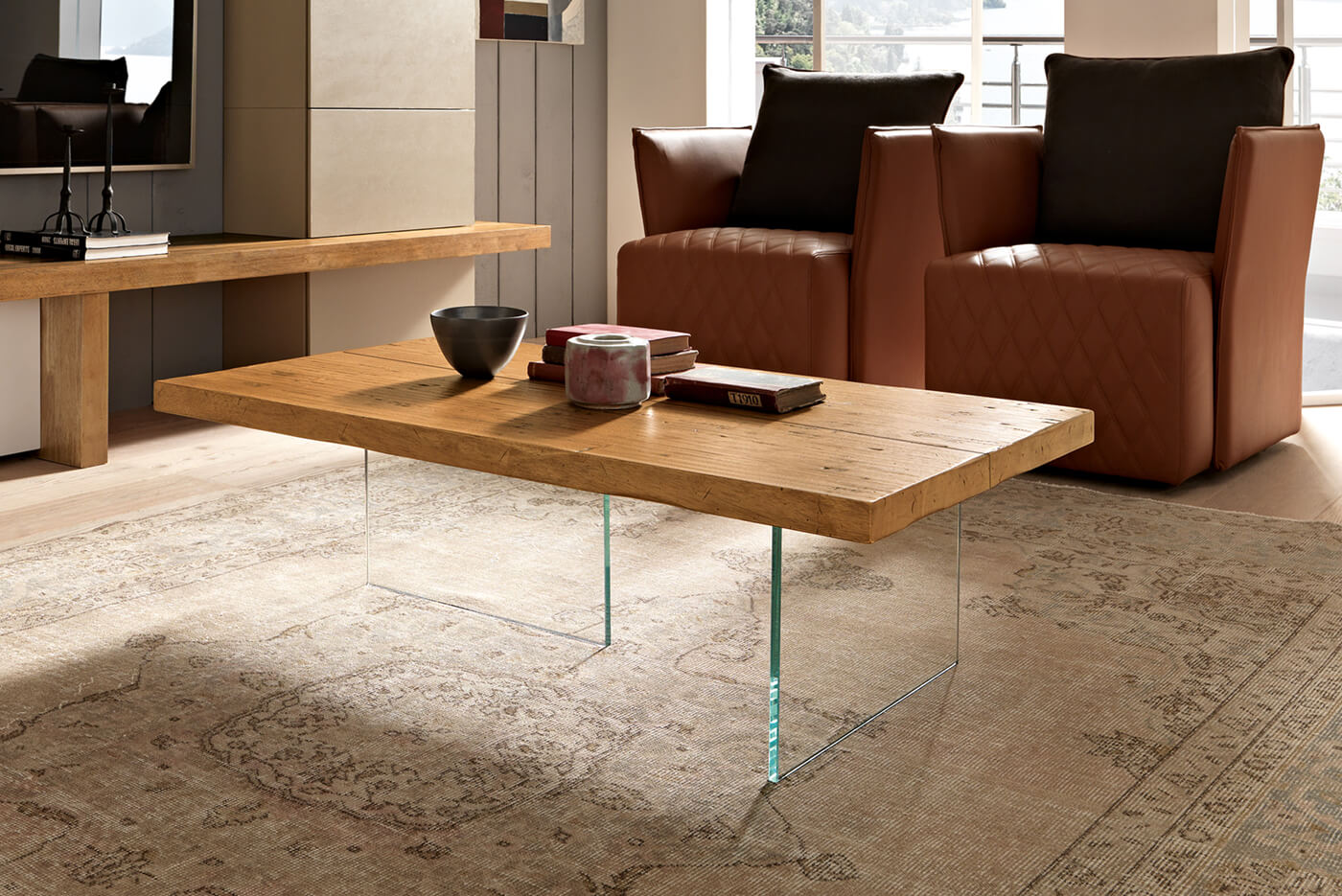 tavolino per salotto in legno massello con gambe in vetro trasparente