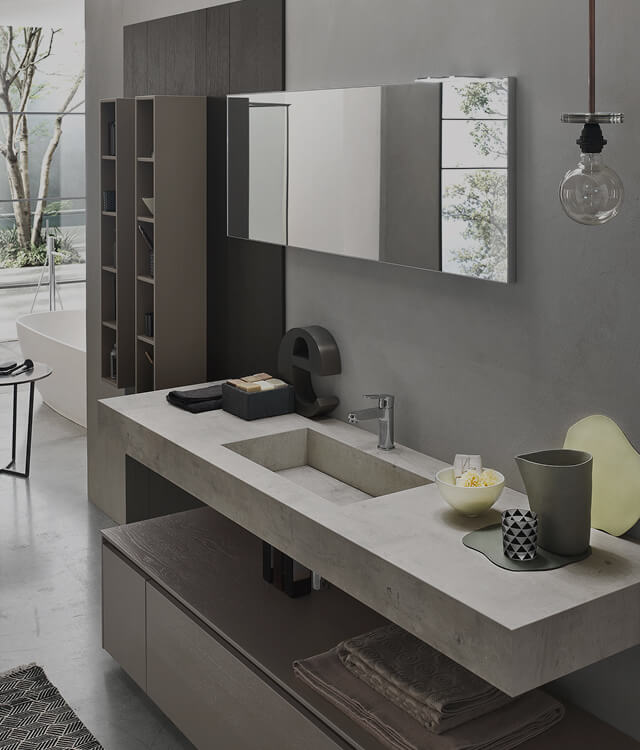 Mobile bagno moderno con base color tortora con cassetti, lavabo integrato su piano sospeso e colonne a vista