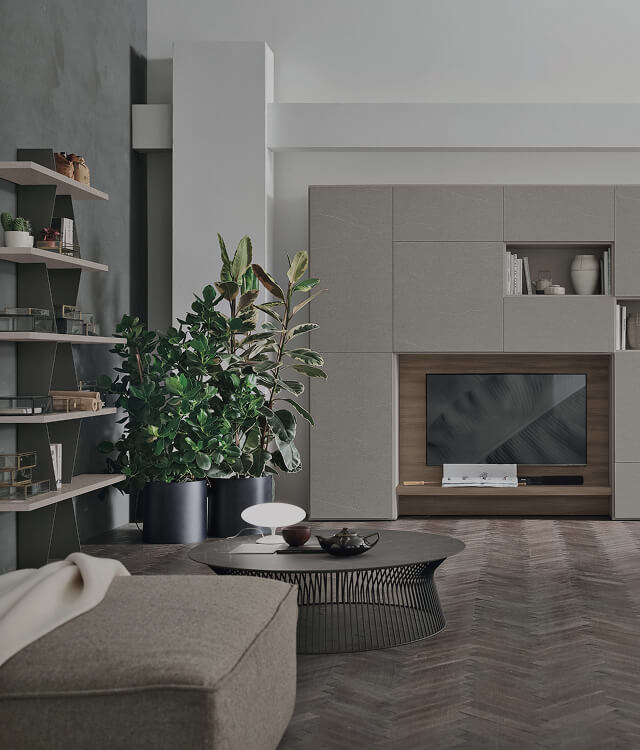 Mobile TV a parete con vani contenitivi grigio chiaro e base in legno scuro