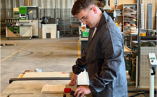 Un dipendente che controlla le misure di un progetto